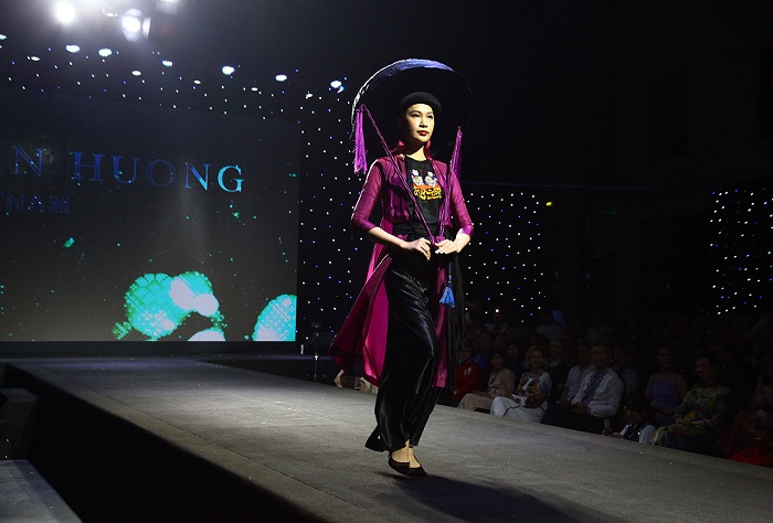 Trình diễn áo dài truyền thống của Phụ nữ Việt Nam 